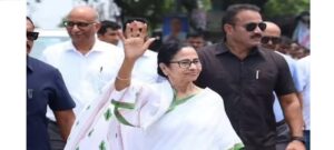 70 Minutes of Terror in the Sky! Mamata Reaches Andal, Praises Pilots and Blasts BJP on Voter List Issue