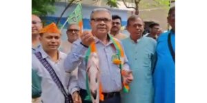Issues Hit the Kitchen: Non-Veg vs Veg! BJP Candidate Campaigning with a Huge Fish in Hand