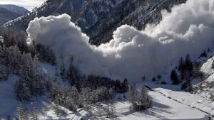 Tragedy at Zoji La! Massive Avalanche Hits Ladakh, At Least 7 Feared Dead as Cars Buried!