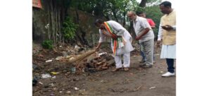 Broom in Hand, Message to Voters! Maniktala Congress Candidate Suman Leads ‘Symbolic Cleanliness’ Drive