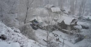 Srinagar Shivers at -6°C! Frozen Dal Lake and Burst Pipes Paralyze Normal Life