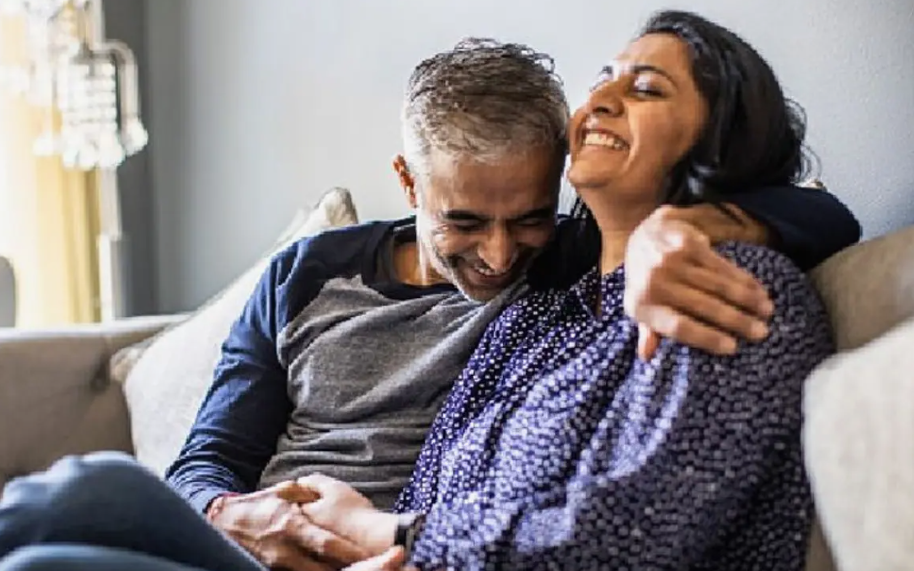 কেয়ারিং আচরণ দেখাতে গিয়ে খবরদারি করছেন না তো, নিজের এই কয়টি অভ্যেস বদল করুন